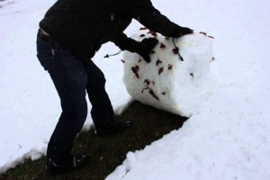 こんな雪かきの方法が！　スコップを使わずに雪かきする裏技