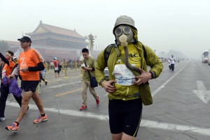 北京マラソン、健康の為ガスマスクを着けて・・